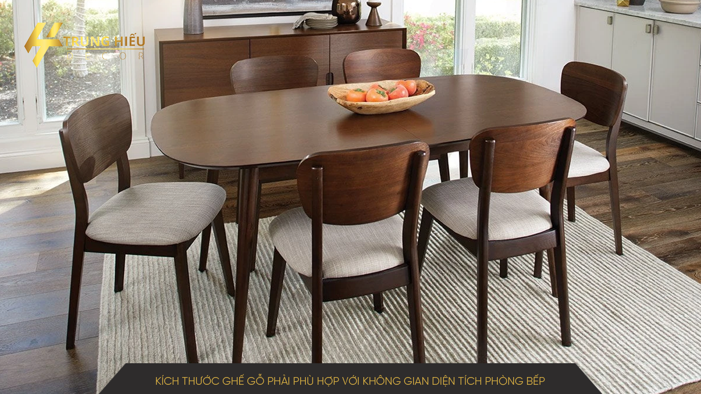Kích thước ghế gỗ phải phù hợp với không gian diện tích phòng bếp